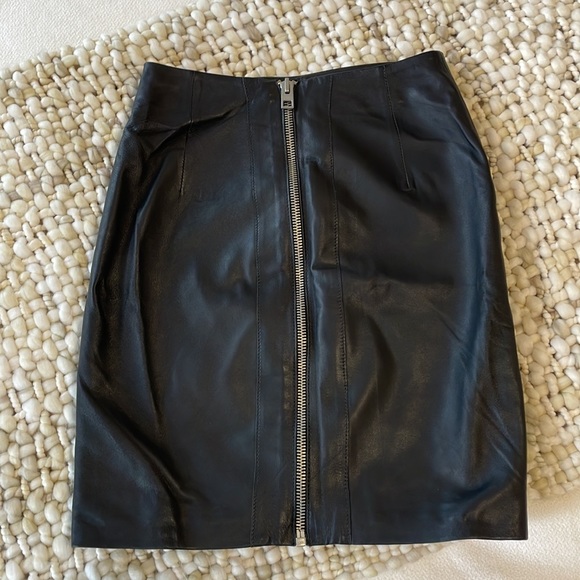 Black leather skirt - Picture 2 of 3